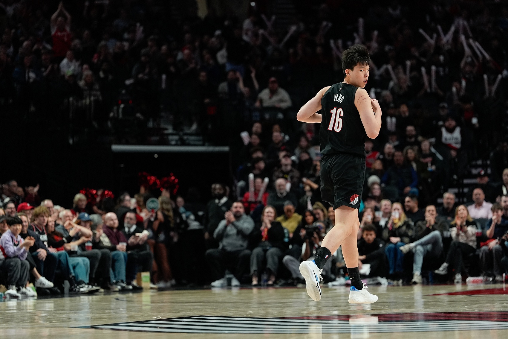 九游娱乐app-【菜鸟】杨瀚森6分4板1帽+损失2000刀 克尼佩尔失准13分&amp;三分6中1